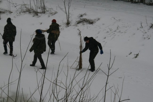 У луцькому парку рубають ополонки, щоб врятувати рибу. ФОТО