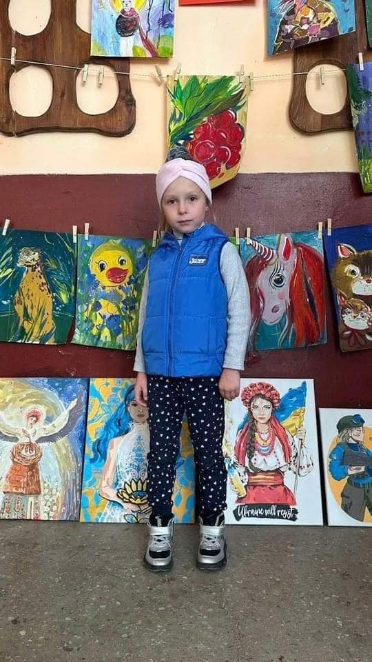 Донечка полеглого Героя з Волині збирає гроші на ЗСУ малюнками
