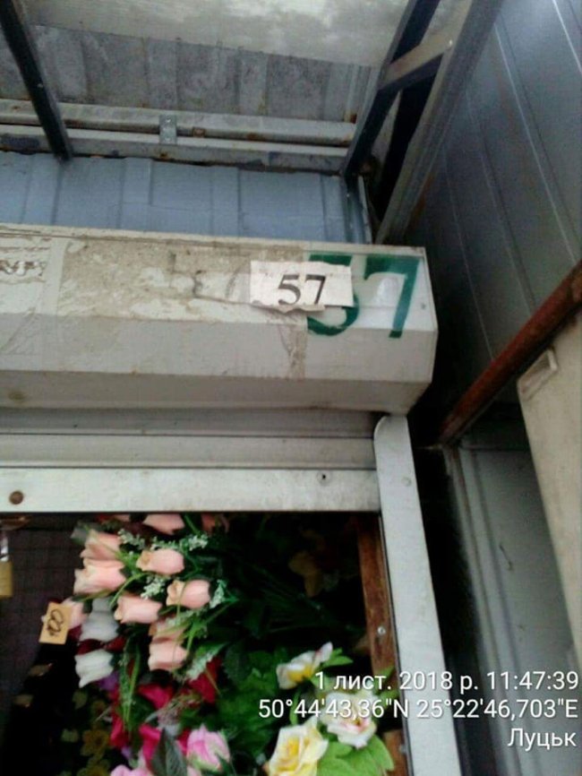 Оковита з того світу: у Луцьку торгували спиртним у магазині траурних вінків. ФОТО