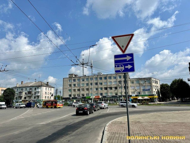 У Луцьку біля ринку виокремили смугу для громадського транспорту