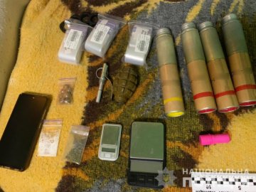 У жителя Луцька вилучили гранату, сигнальні ракети і наркотики