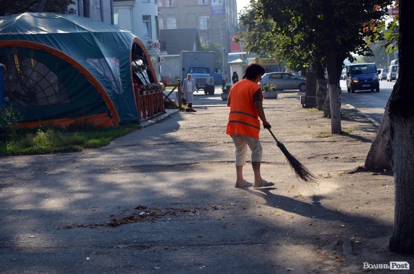 Біля районного будинку культури має бути чисто! Без цього ніяк! :)