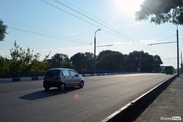 Хтось везе дружину на роботу... 