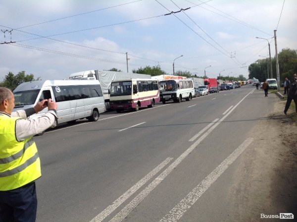 Волинські дорожники перекрили траси і вимагають заробітну платню. ФОТО