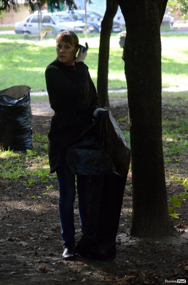 Лучани винесли 150 мішків сміття з скверу Героїв Майдану. ФОТО 