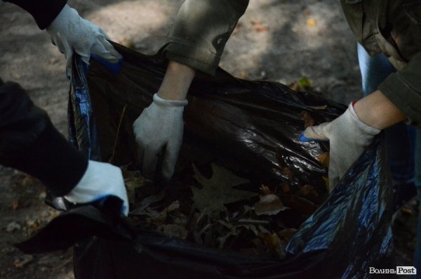 Лучани винесли 150 мішків сміття з скверу Героїв Майдану. ФОТО 
