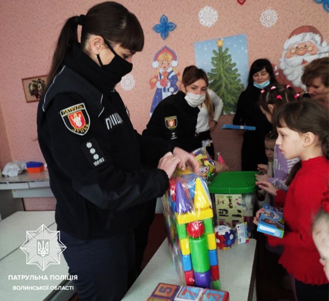 Волинські патрульні привітали з Днем святого Миколая дітей з інвалідністю. ФОТО