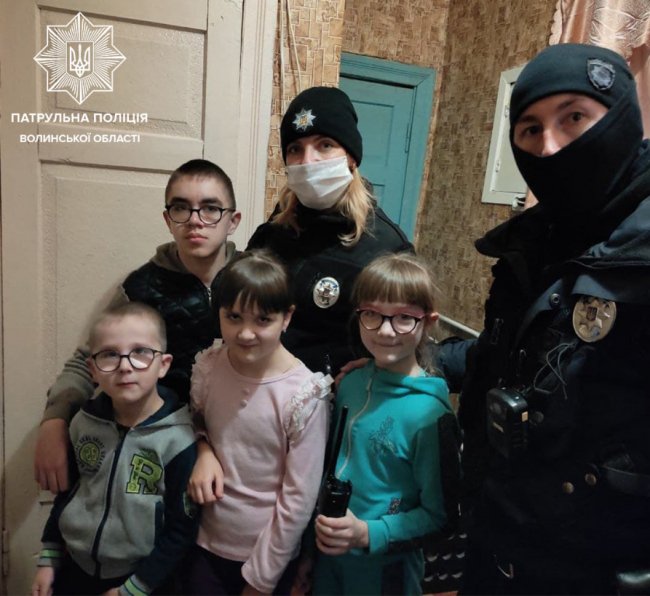 Волинські патрульні привітали з Днем святого Миколая дітей з інвалідністю. ФОТО