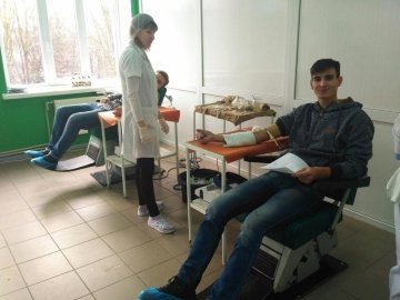 Семінаристи здали кров для хлопця, якого збили на Дубнівській