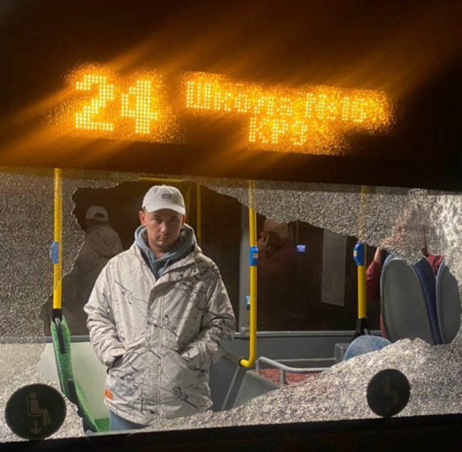 У Луцьку неповнолітні кинули камінь у маршрутку і розбили вікно: поліція їх шукає