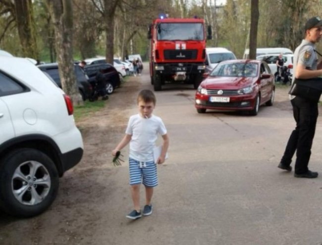 «Автоандони» у луцькому парку перегородили шлях пожежникам. ФОТО