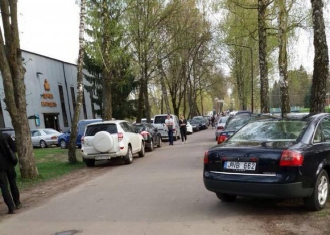«Автоандони» у луцькому парку перегородили шлях пожежникам. ФОТО
