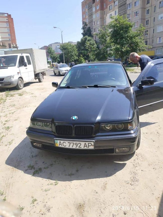 У Луцьку муніципали штрафують «автохамів», які паркуються на тротуарах і газонах