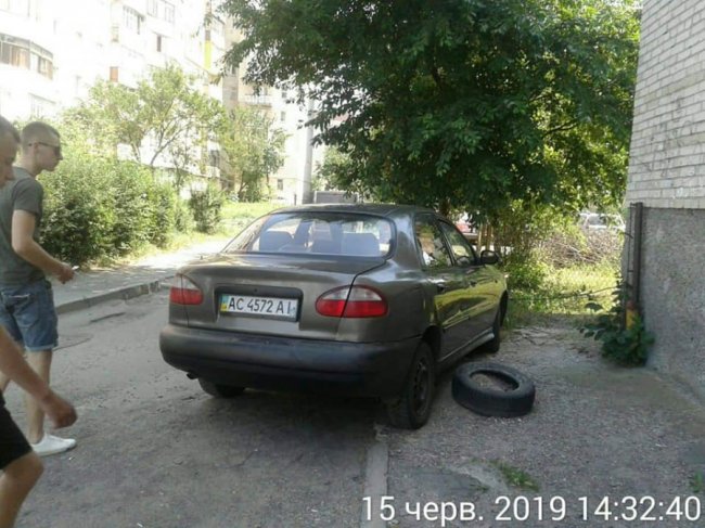 У Луцьку муніципали штрафують «автохамів», які паркуються на тротуарах і газонах