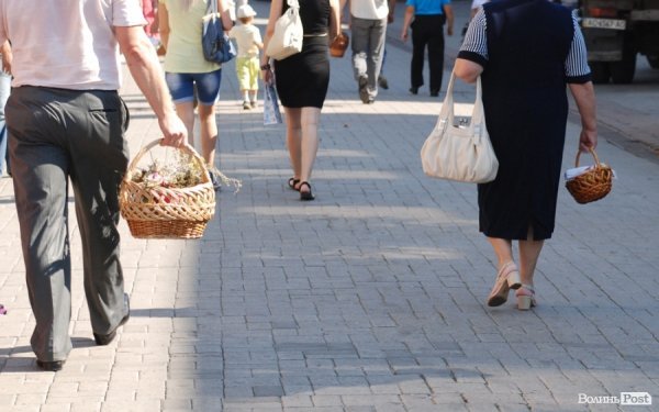 Чимало людей скористалися можливістю освятити кошики, не дочекавшись завершення служби