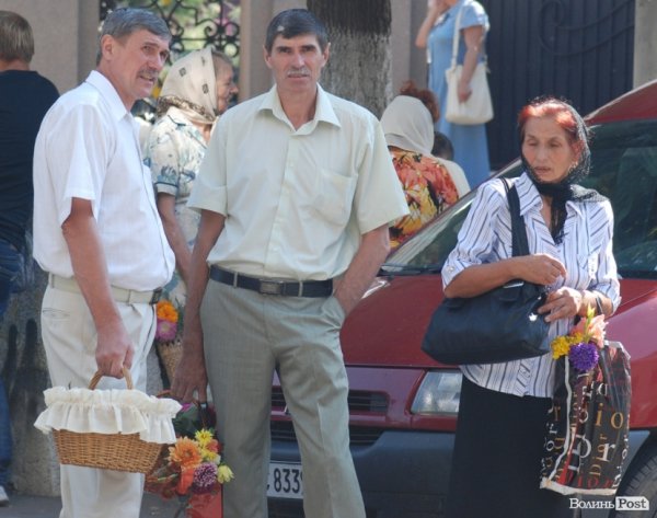 Чимало людей скористалися можливістю освятити кошики, не дочекавшись завершення служби