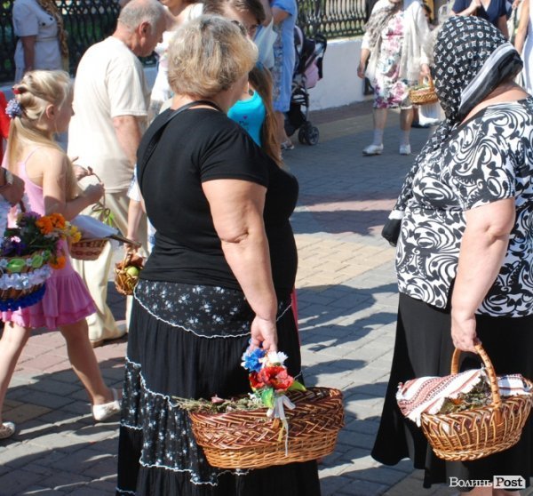 Як у Луцьку святили яблука та мед. ФОТО