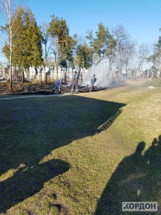 У місті на Волині  через спалювання трави ледь не згоріло кладовище. ФОТО
