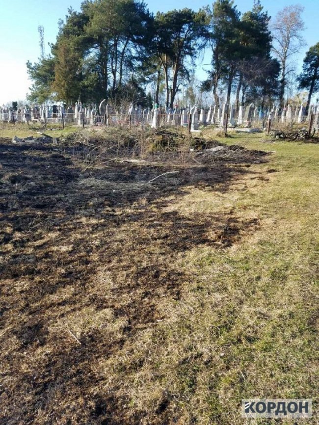 У місті на Волині  через спалювання трави ледь не згоріло кладовище. ФОТО