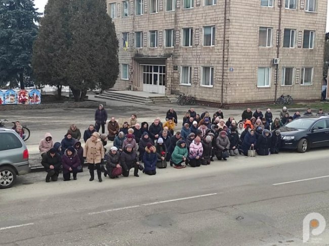 На Волині навколішки зустріли загиблого захисника Святослава Симінського. ФОТО