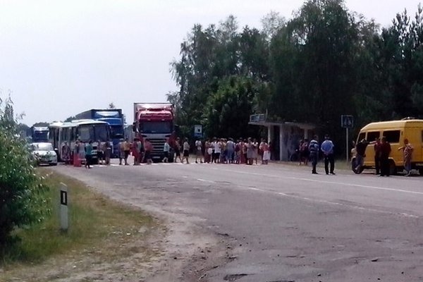 На Волині родичі військових два дні блокують міжнародну трасу. ДОПОВНЕНО   