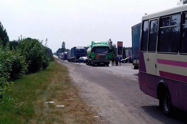 На Волині родичі військових два дні блокують міжнародну трасу. ДОПОВНЕНО   