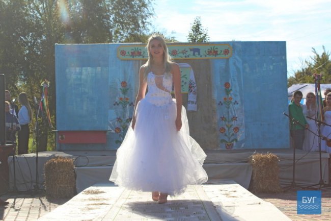 На Волині відбувся показ весільних суконь різних епох. ФОТО