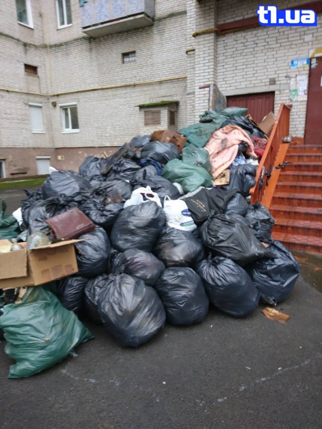 У Луцьку люди самотужки вигребли гори мотлоху зі згорілої квартири. ФОТО