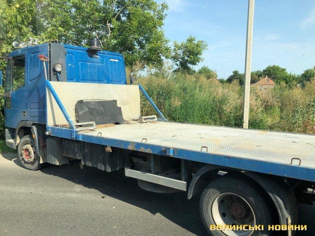 У Луцьку сталася аварія за участю легковика та евакуатора. ФОТО