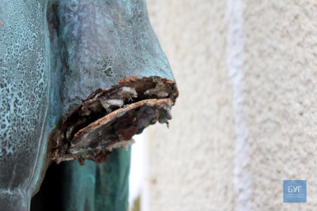 У Володимирі вандали повідбивали руки статуї на кладовищі. ФОТО