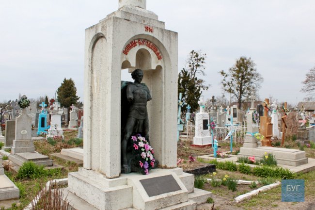 У Володимирі вандали повідбивали руки статуї на кладовищі. ФОТО