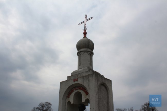 У Володимирі вандали повідбивали руки статуї на кладовищі. ФОТО