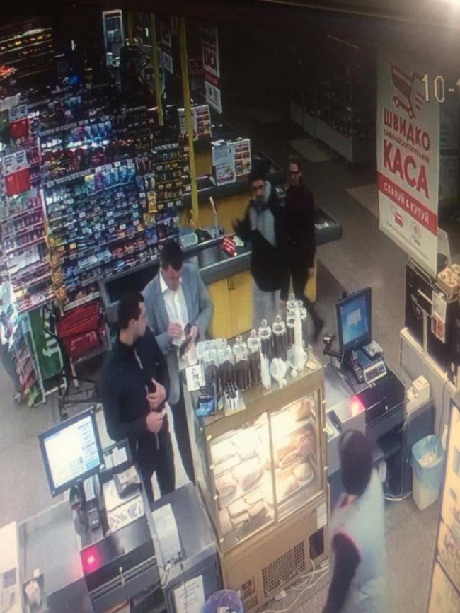 У луцькому супермаркеті невідомий зламав щелепу чоловікові: просять впізнати. ФОТО