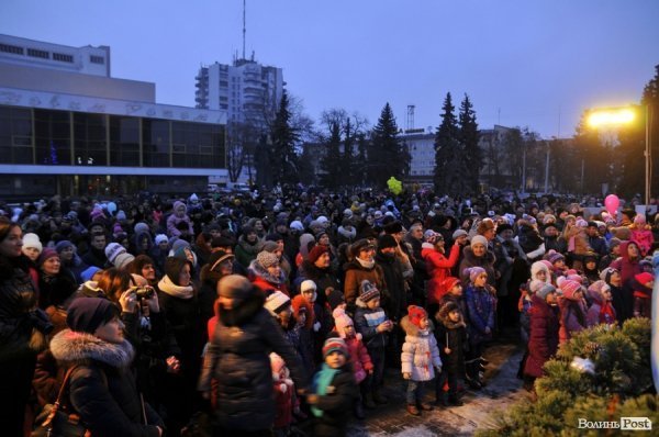 У Луцьку засяяла головна ялинка