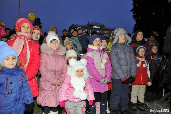 У Луцьку засяяла головна ялинка