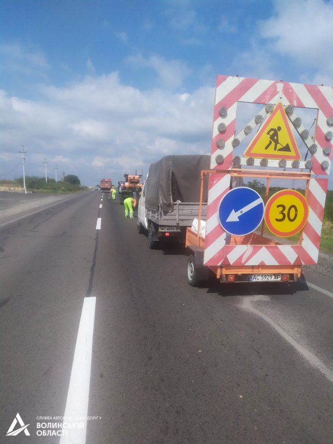 На дорогах Волині «заклеюють» тріщини, щоб уникнути руйнувань. ФОТО