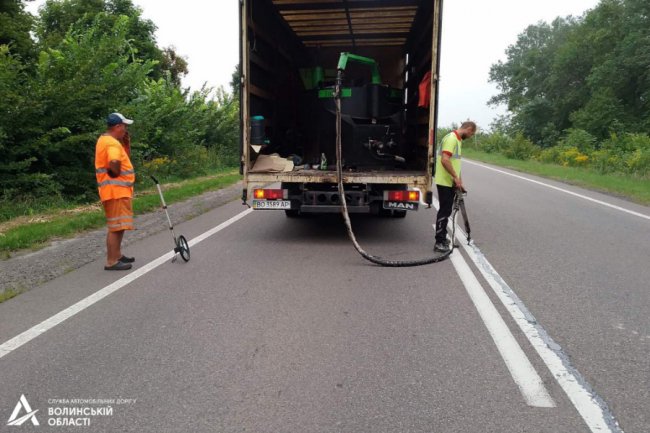 На дорогах Волині «заклеюють» тріщини, щоб уникнути руйнувань. ФОТО