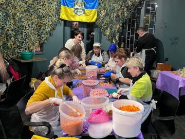 З Волині на фронт відправили 200 кілограмів олів'є. ВІДЕО