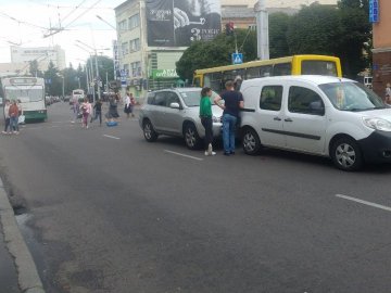 У центрі Луцька зіткнулись два автівки