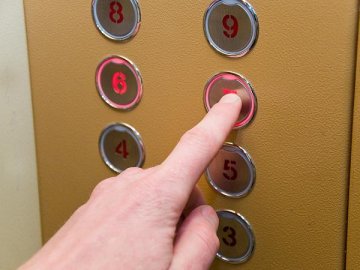 У одній з луцьких багатоповерхівок відремонтують ліфт