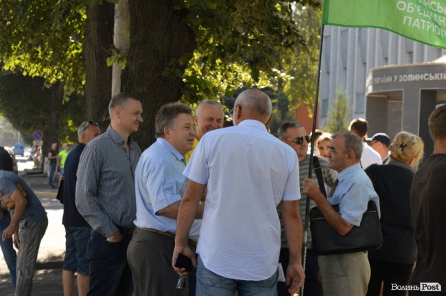 Обличчя пікету: «прихильники Тиводара» ховалися від камер та хамили