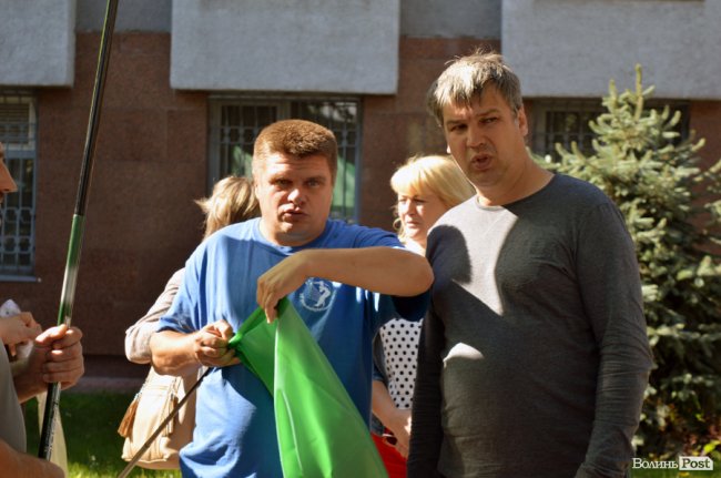 Обличчя пікету: «прихильники Тиводара» ховалися від камер та хамили