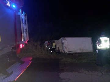 Поблизу Рівного зіткнулися фургон та автобус, в якому було пів сотні людей. ФОТО