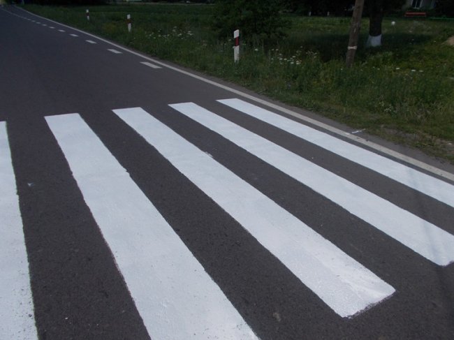 На трасах Волині розмітку наносять по-новому. ФОТО