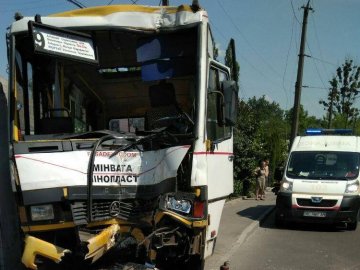 Від удару люди повипадали з маршрутки: подробиці аварії в Луцьку