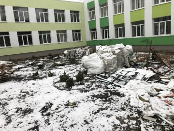 На території луцької школи виявили склад будівельних відходів. ФОТО