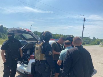 На Волині троє чоловіків підпалили будинок підприємців і кинули гранату: суд покарав їх умовним