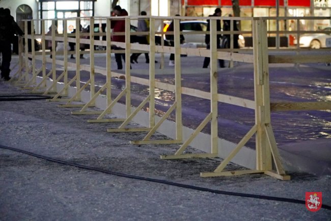 У місті на Волині на головній площі облаштовують ковзанку. ФОТО