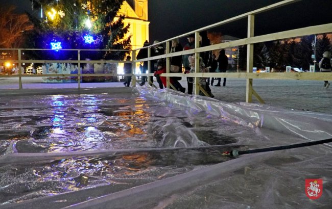 У місті на Волині на головній площі облаштовують ковзанку. ФОТО