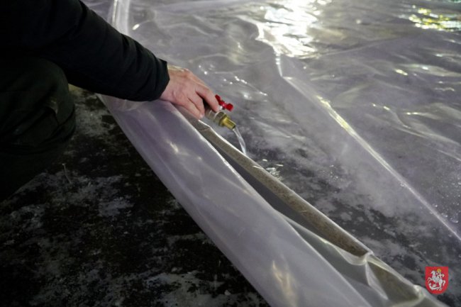 У місті на Волині на головній площі облаштовують ковзанку. ФОТО